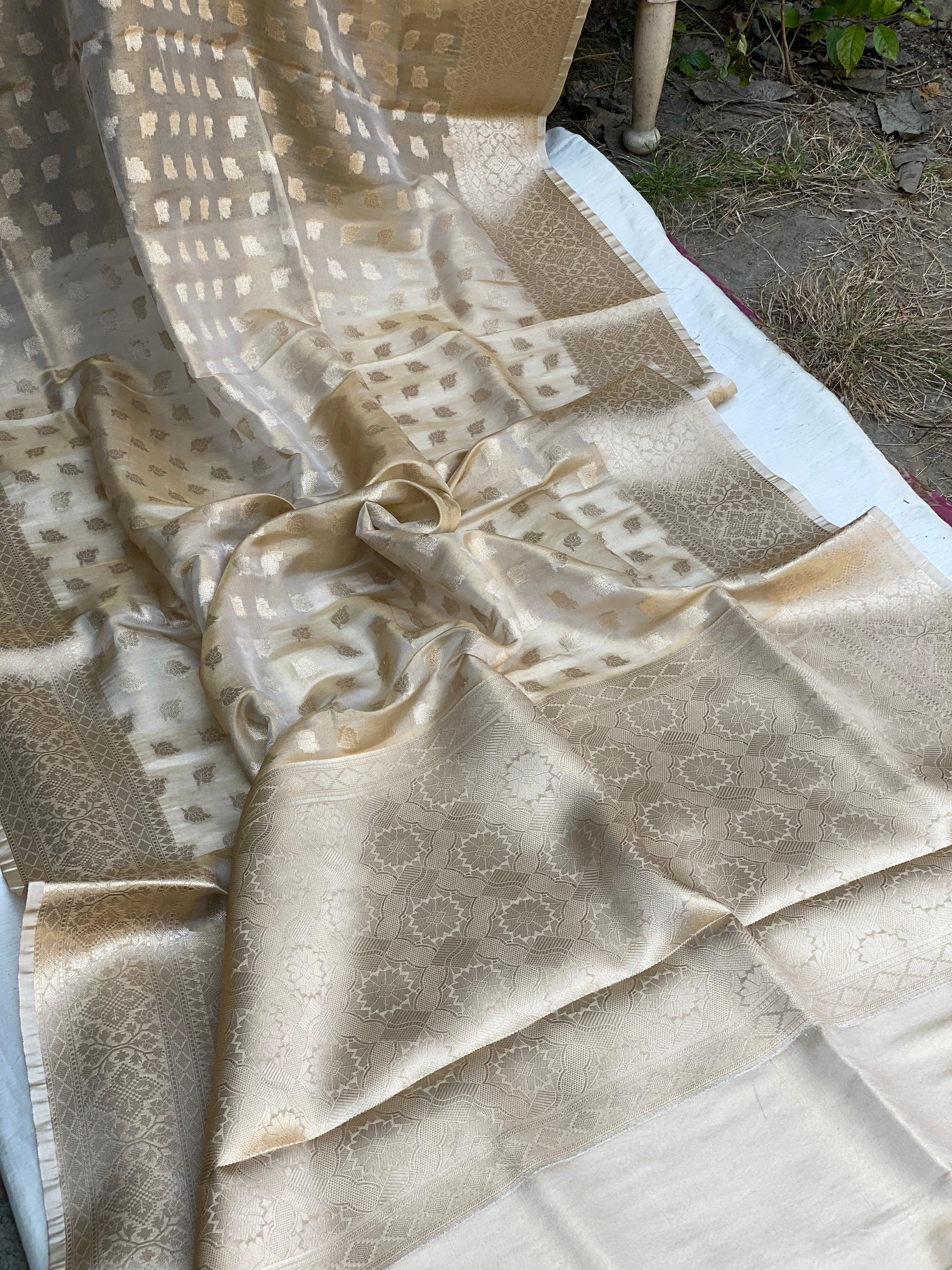 Exquisite Golden Banarasi Tissue Handloom Saree